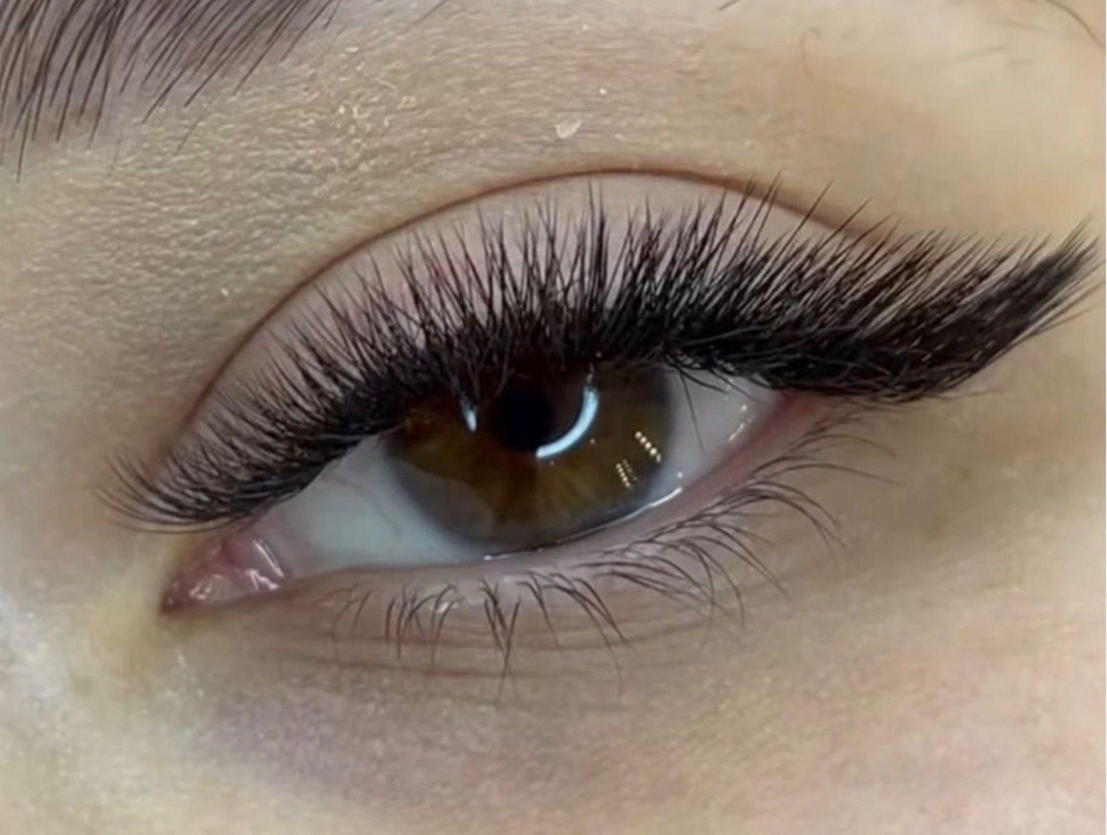 Close-up de olho com extensão de pestanas volume, resultado Be You Concept Beauty
